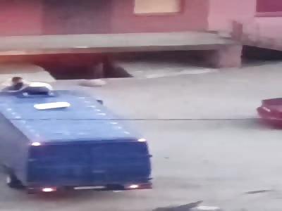 Russian couple started a fight on the roof of slowly moving van
