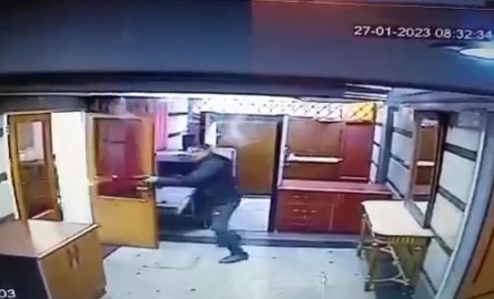 Armed iranian man attack the azerbaïdjan ambassad in teheran 