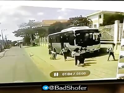 Poor little girl crashed dead by school bus