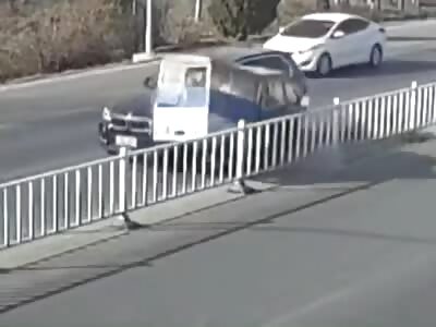Stupid asshole killed after driving in the wrong way 