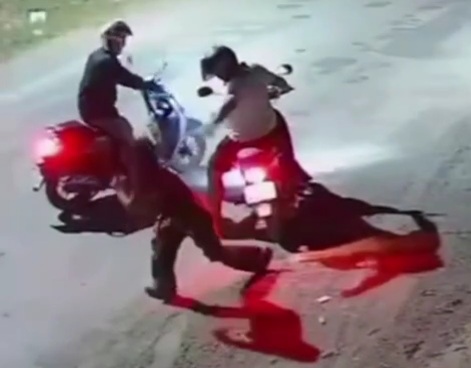 Two Vietnamese thief savagely beats a young woman and stole her bike 
