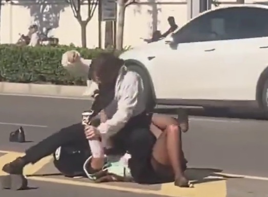 Chinese girls road rage 