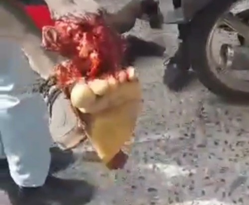 Horrible truck crash into a busy street 