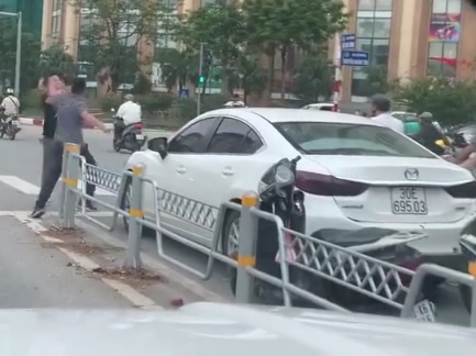 Motorcyclist beating the shit out of car driver 