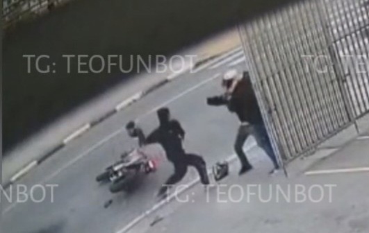 two guys kicked the ass of a gang of robbers