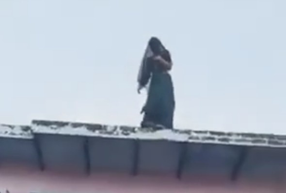 Woman Jumps Off Roof After Husband's Dare