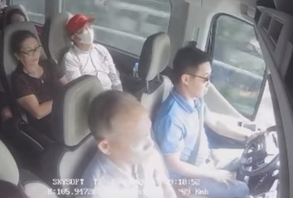 Wild Moment Of The Bus Crash In Vietnam