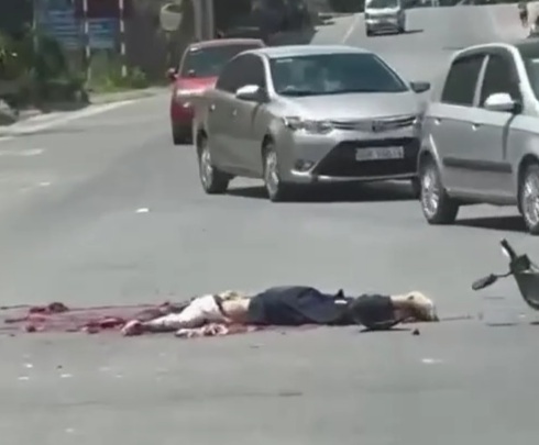 Motorcyclist crashed dead by heavy truck 