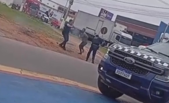 Man Attacks Police Officers Before Getting Killed (2 angles)