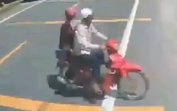  Motorcyclists  Crushed By Bus