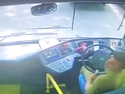 Bus Driver Suffers Seizure, Crashes Into 9 Vehicles