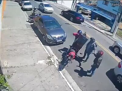 A CELL PHONE STORE WAS ROBBED. ONE DEAD AND ANOTHER ARRESTED