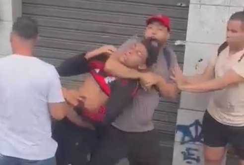 Thief Kicked And Put On Chokehold in Niteroi