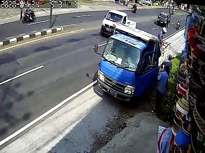 Cctv. Motorcycle accident loses control and life 