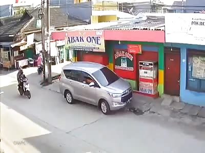 Accident Motorcyclist Sandwiched Between 2 Cars