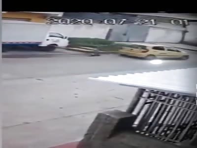Barranquilla. Taxi driver rams a woman who walked hand in hand with he