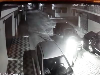 CCTV. Burglar attempt thief is shot 