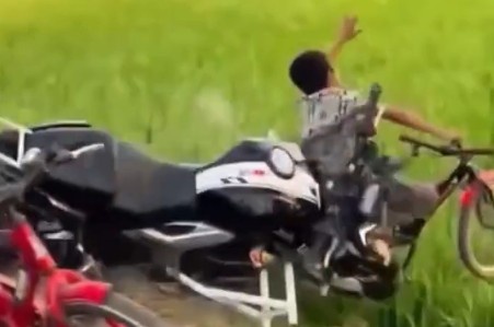 THAT'S WHY LITTLE SANDEEP HATES MOTORCYCLE 