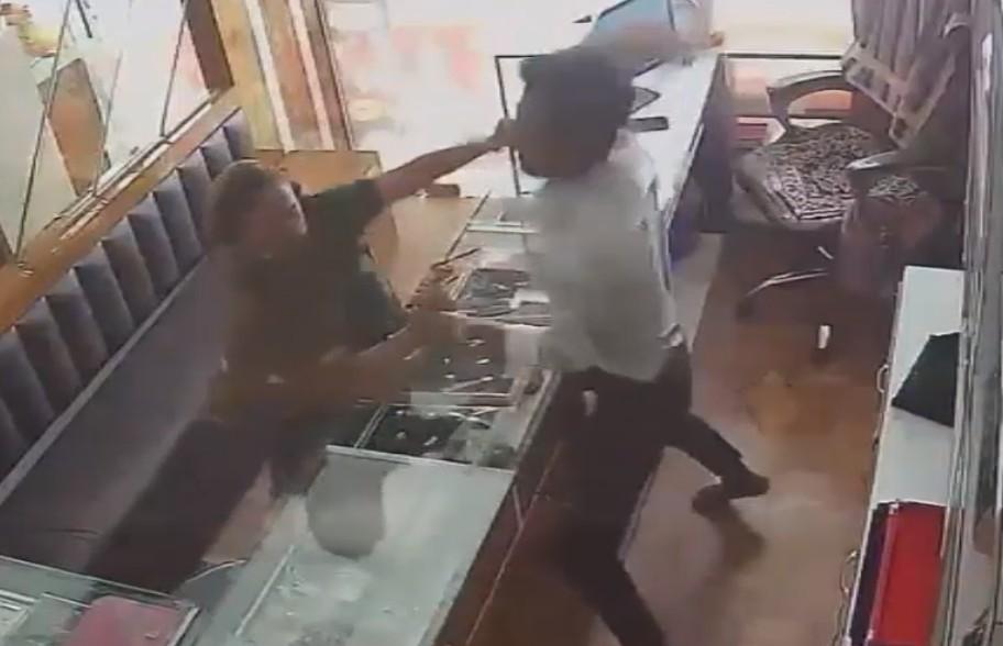 Thieving Woman Throws Chilli Powder At Jeweler And REGRETS IT 