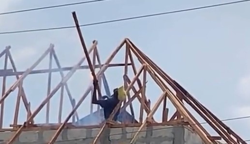 MAN IS ELECTROCUTED DURING WORK