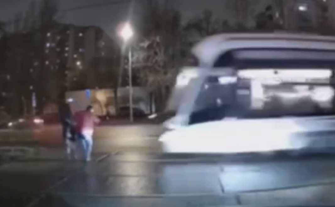 Moscow Couple Hit By Tram, Man Dies On Spot