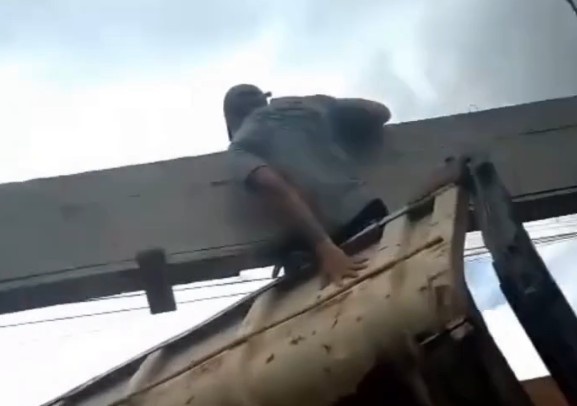 PAINFUL WORK ACCIDENT: MAN BEING CRUSHED BY TRUCK