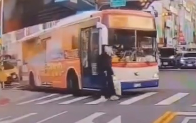 Old Man Run Over By Bus In Taiwan