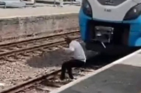 Man throws himself in front of a moving train in Sout Africa