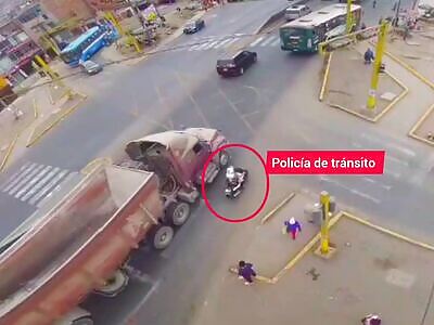 TRAFFIC POLICE OFFICER DIES RUN OVER BY TRUCK