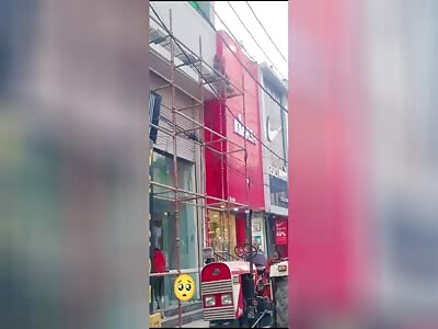 MAN FALLS FROM SCAFFOLDING AFTER ELECTRIC SHOCK