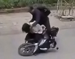A psychopath slit a girl's throat in broad daylight in Vietnam