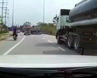 Thai girl falls under the truck and gets her head run over