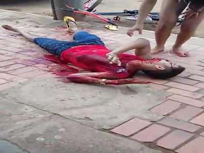 (Popular Video) Vomiting Blood.GruesomeVideo: Man stabbed in the neck agonizes and his wife in shock