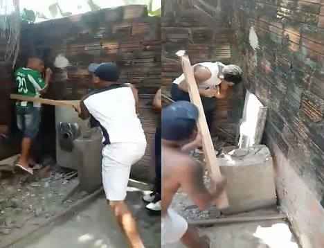 Two thieves beaten with a giant stick for stealing in Favela