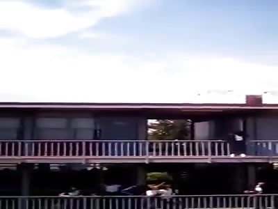 VIDEO SHOWS THE MOMENT IN WHICH A STUDENT THROWS HERSELF TO THE EMPTINESS