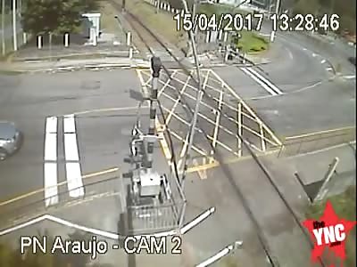 Car invades train line and is dragged 