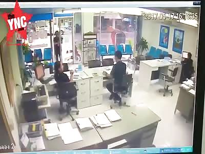 jealous rage boyfriend invaded the office his girlfriend and shot her dead [THE VIDEO ONLY SHOWS THE SHOOTING]