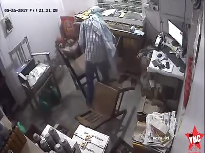 Already shot petrol station owner wrestles with thief