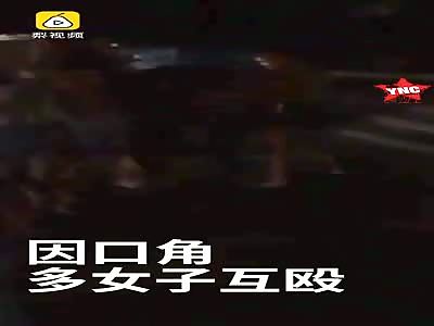  Guangdong women beat on young girl