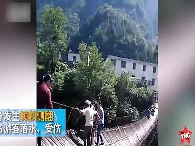 a hanging bridge overturned, many tourists fall into the river