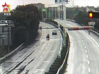  tricycle man files 2 meters in Suzhou