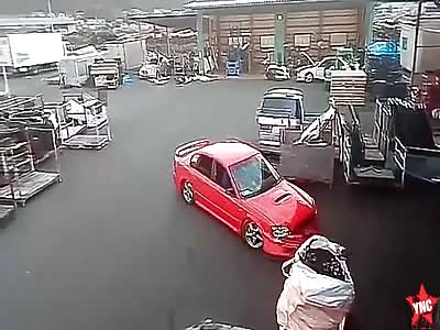 stupid man tries to destroy a subaru in Russia