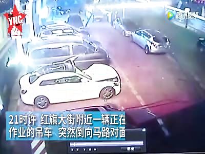  A working crane fell on to white Mercedes in Heilongjiang
