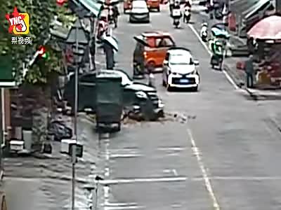  two clerks from a  fruit shop are run over in Guangxi