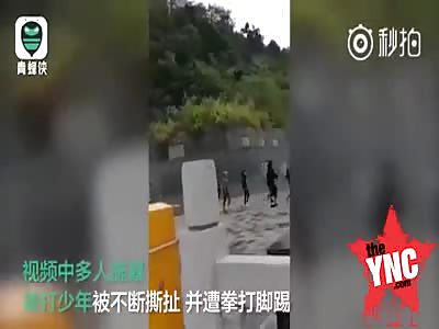 kung fu fight  man  was hit by a wooden stick on his head instantly fell to the ground in  Yongfeng County