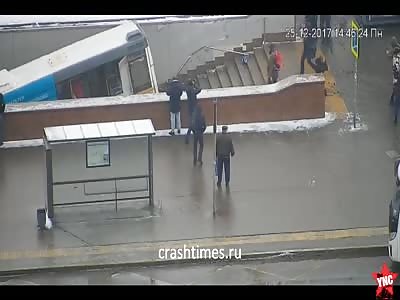  5 killed as runaway bus crashes into underground passage in Moscow [ better video quality]