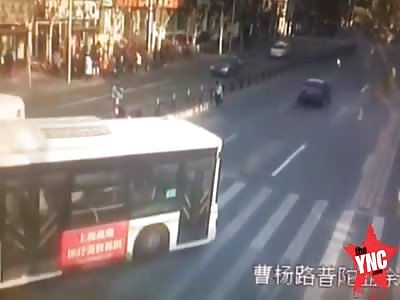 man was crushed by the No. 45 bus at Caoyang Road Station,Shanghai 