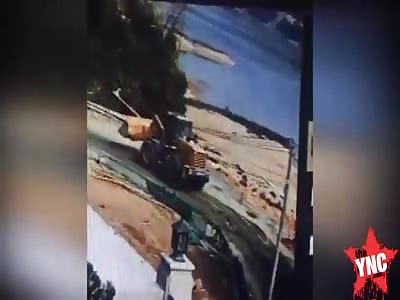 man gets crushed by a  forklift in Guangdong