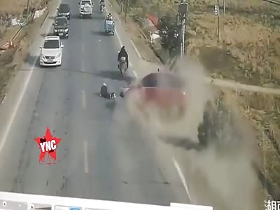 Two people were killed when a car hits five people at the same time in  Yiyang