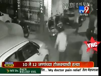 youth is hit by several men with sticks in Dombivli @0:34